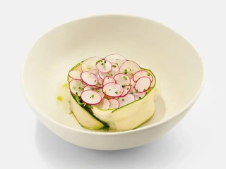 Salată cu zucchini, fistic și dressing din aloe