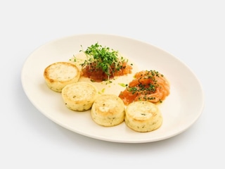 Brânzoaice cu somon, hummus și iaurt grecesc