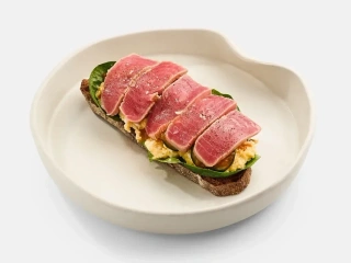 Toast de hrișcă cu scrambled eggs și ton