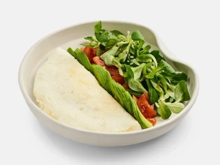 Omletă proteică cu avocado și roșii