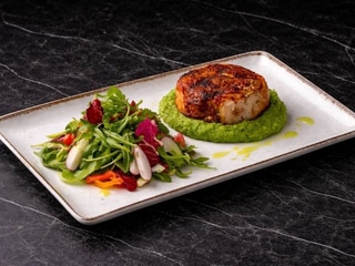 Кебаб-рулет з пюре зі зеленого горошку та міксом салату