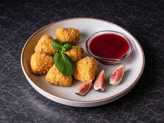 Хрусткий сир камамбер з полуничним соусом