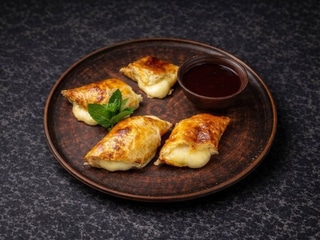 Сир сулугуні в хрусткому тісті на мангалі з ягідним соусом