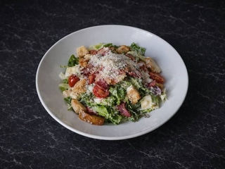 Салат Цезар з курятиною, беконом та сиром пармезан