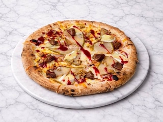 Піца з грушею та сиром камамбер