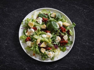 Салат з страчателою та маринованим перцем