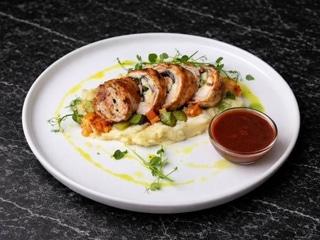 Рулет курячий з картоплею пюре, овочами та соусом барбекю