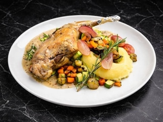 Ніжка кролика з картоплею пюре та овочевим рататуєм