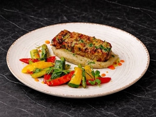 Кебаб з печеними овочами та пюре з баклажану