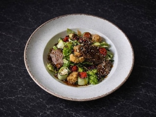 Салат Тайський з ніжною телятиною, ролами з огірка та крем-сиру заправлений кунжутним соусом