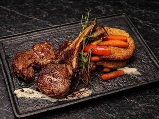 Каре телятини з дерунами та припущеними овочами