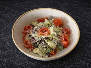 Салат Цезар з слабосоленим лососем та пармезаном