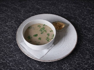 Грибна юшка з печерицями, білими грибами