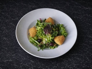 Салат з топленим сиром камамбер та виноградом  у медово-гірчичному соусі