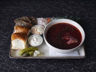 Борщ з печеним шпондером , пампушками та намазкою з сала