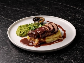 Теляча полядвиця запечена під винним соусом