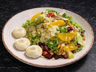 Салат з печеним буряком, крем-сиром та апельсиново-гірчичним соусом