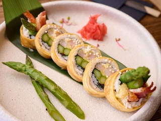 FUTOMAKI ZE SZPARAGAMI, BOCZKIEM, KREWETKĄ W TEMPURZE W OMLECIE TAMAGO