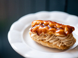 Éclair se slaným karamelem