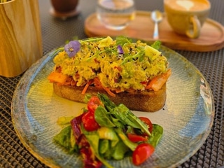 Avo toast s kimchi