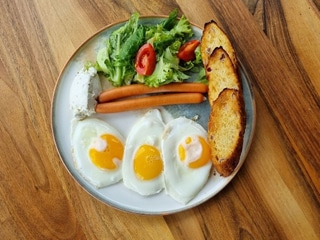 Яєшня з мікс салатом, чері, огірком, грінками, сосисками та крем-чізом