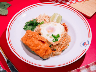 Khao Pad Nam Prik Pao - z chrupiącym boczkiem