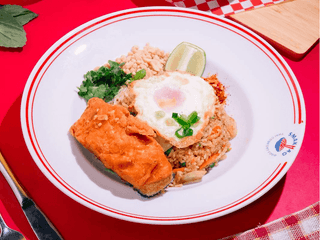 Khao Pad Nam Prik Pao - z chrupiącym kurczakiem