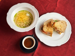 Бульйон та сендвіч з куркою