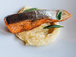 Стейк лосося з сирним пюре і гірчицею