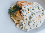Котлети з індички з вершковим соусом, кукурудзою і горошком