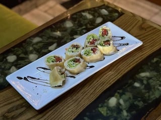 Млинці з слабосолоним лососем, огірком та крем сиром