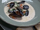 Мідії з креветкою у вершковому соусі