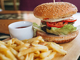 Бургер яловичий з картоплею фрі