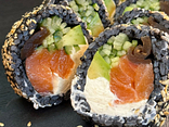 Uramaki Black łosoś philadelphia