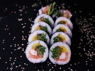 Futomaki Łosoś i surimi