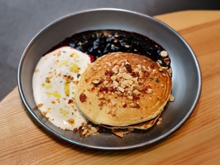 Панкейки з нутелою та чорничним компоте