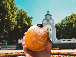 Донат ягоди-ваніль