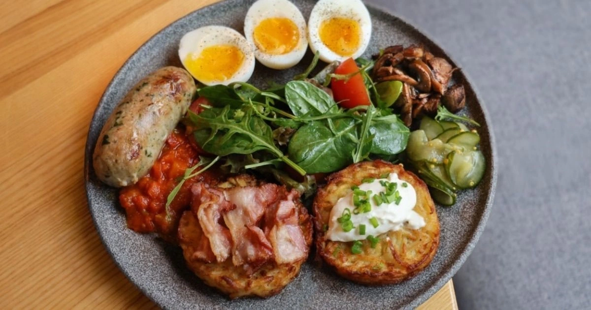 Big breakfast some like it hot°: хешбраун, куряча ковбаска, бекон, яйця, гриби й шакшука