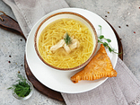Курячий бульйон з локшиною та м'ясною слойкою