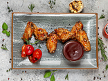 Курячі крильця глазуровані під кунжутом з соусом BBQ