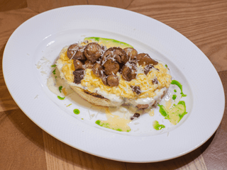 Скрембл з білими грибами, шампіньйонами та трюфельною пастою