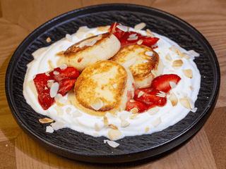 Сирники з домашнього органічного сиру зі свіжою полуницею