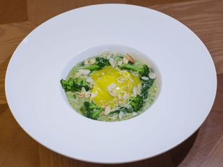 Зелена вівсянка з броколі, шпинатом та соусом Голландез