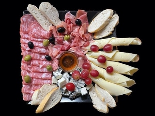 Mäsovo-syrový tanier