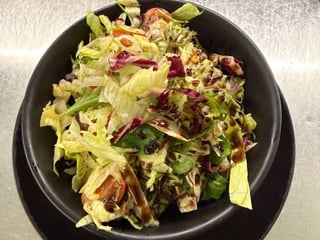 Míchaný listový salát se zálivkou s koprem