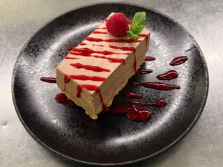 Čokoládový cheesecake s malinami