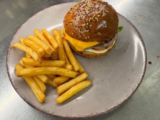 Vepřový burger s tekutým čedarem