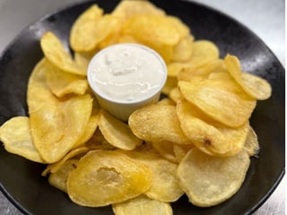 Smažené lupínky s česnekovým dipem