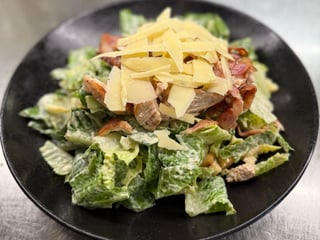 Salát Caesar s grilovaným kuřecím masem