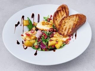 SAŁATA GRILLOWANY SER HALLOUMI